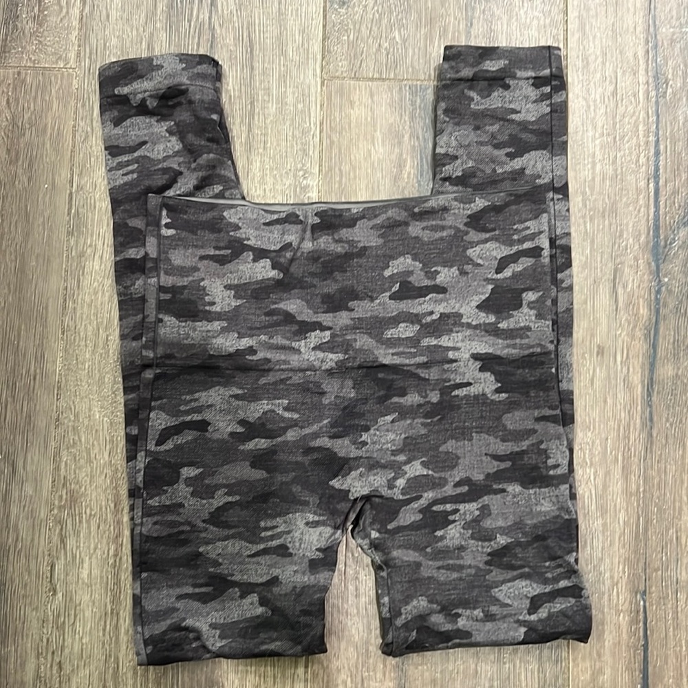 Spanx Gray Camo Leggings - size medium - Cropped Length.